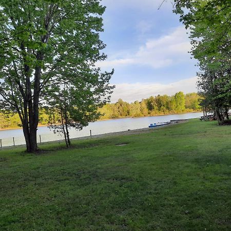Lakefront Hideaway Resort Kawartha Lakes Eksteriør billede