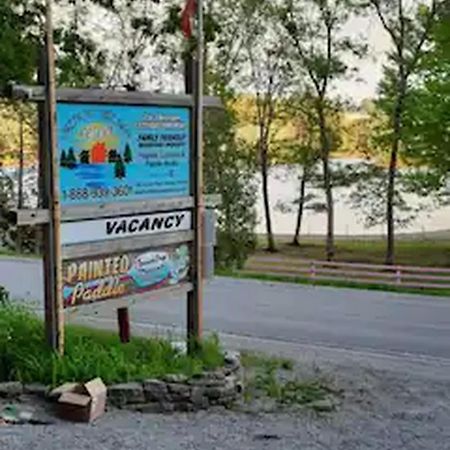 Lakefront Hideaway Resort Kawartha Lakes Eksteriør billede
